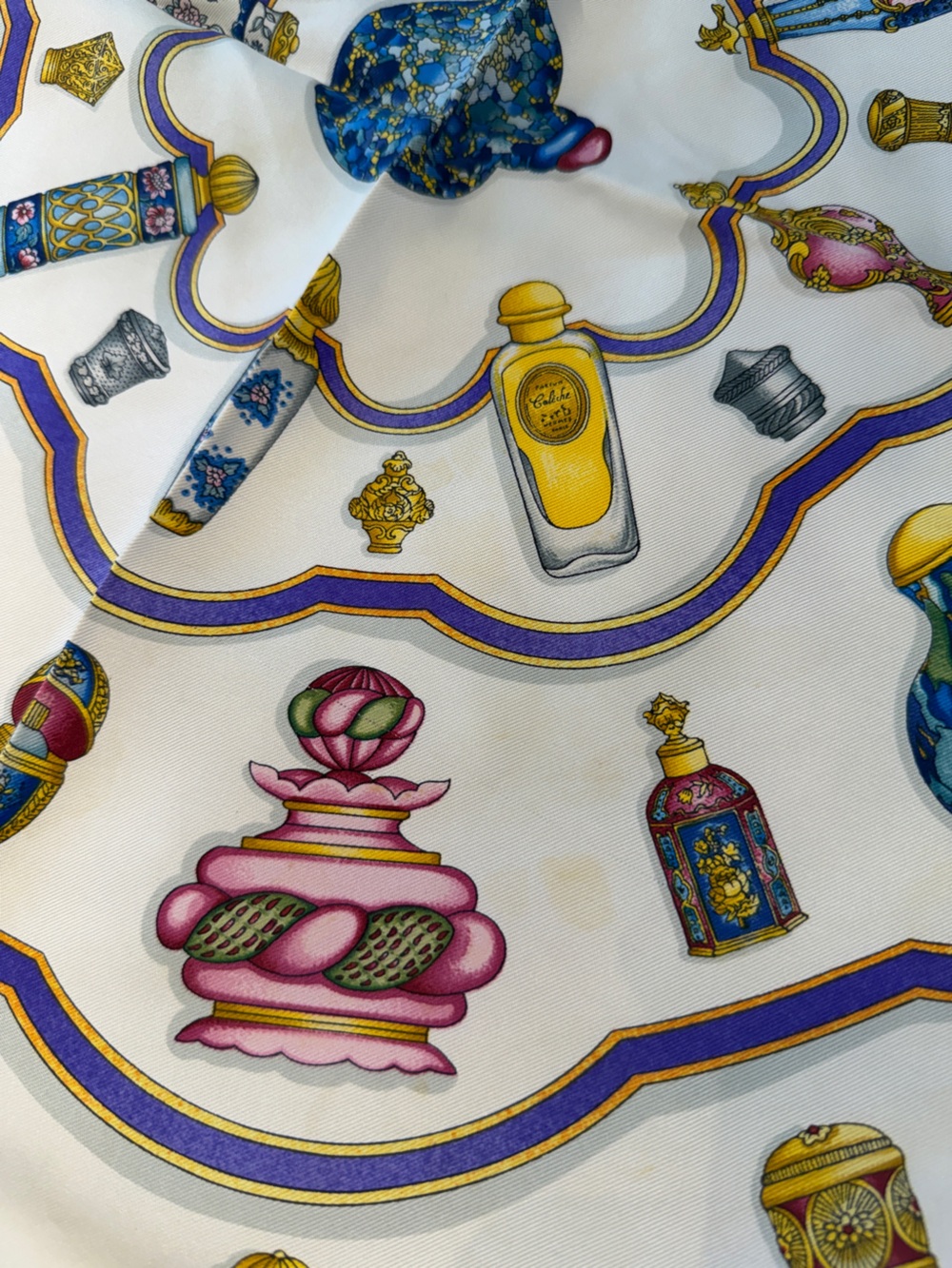 Hermès Paris Carré 90 "Qu'importe le Flacon" Vintage Silk Scarf Perfume Bottle - Picture 4 of 13